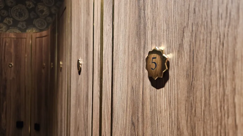 Kef Spa — gullhúðuð skápanúmer